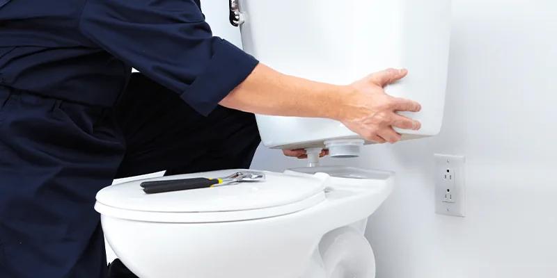 Remplacement de WC par un plombier dans le Val-d’Oise